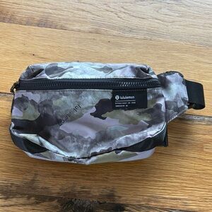 lululemon athletica Clean Lines Belt Bag - Heritage Camo Juniper Green Multi 2L